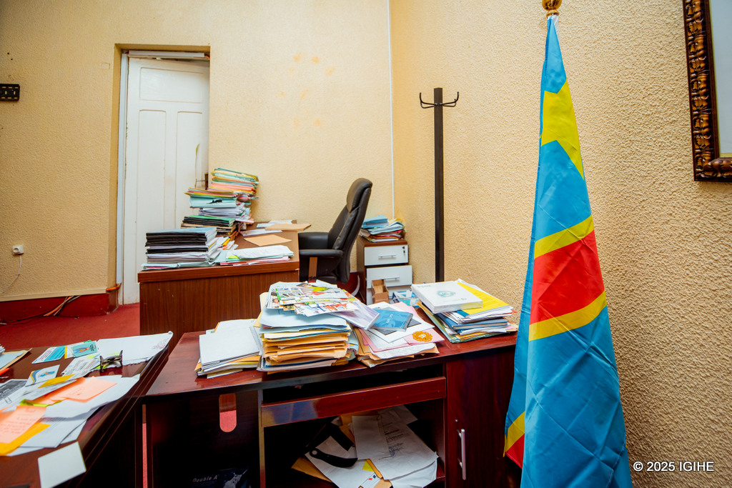 The Prosecutor’s Office stands eerily abandoned, its doors left wide open, with files and documents scattered across the floor—evidence of a hurried departure and a sudden shift in power.
