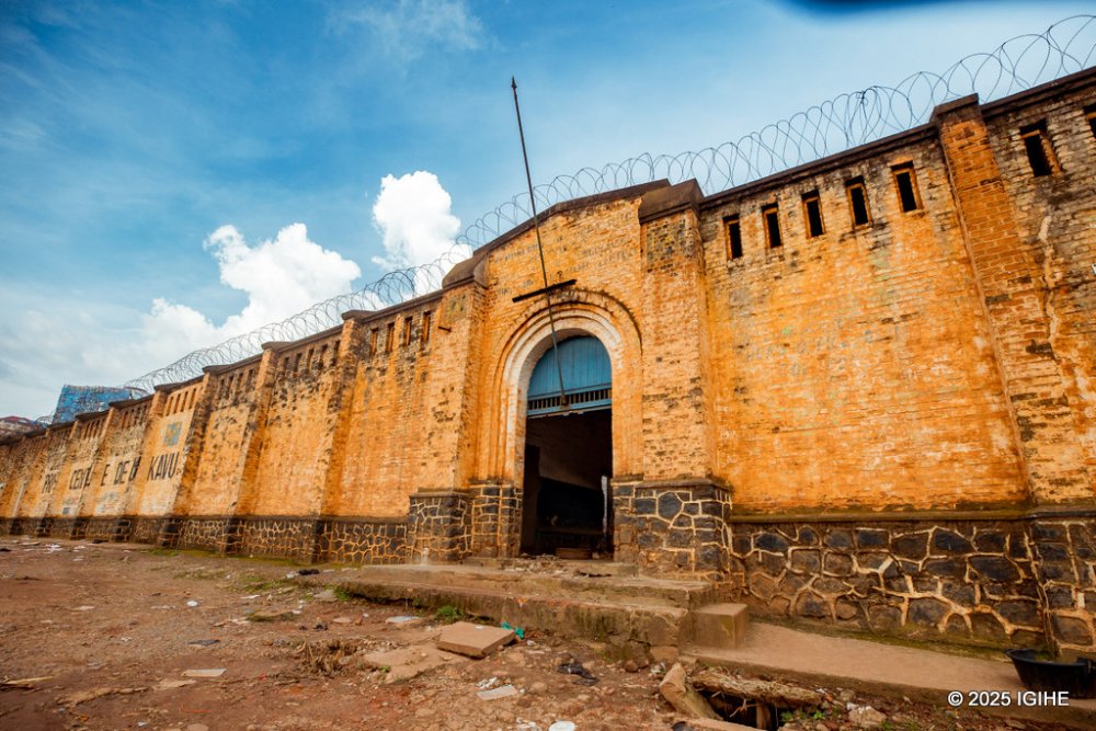 A provincial official and a Congolese army source in Bukavu told Reuters that soldiers had freed some prisoners, while others took advantage of the chaos to escape.