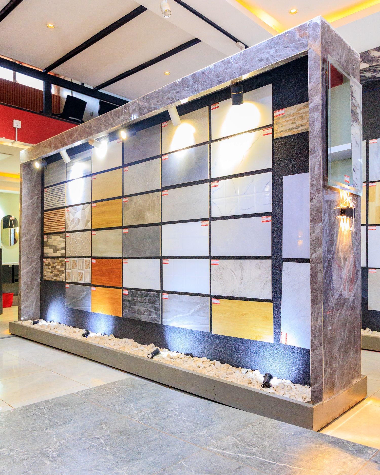 The company offers an impressive range of products. Its tile collection includes modern large-format tiles such as 75×150cm, 80×80cm and 60×120cm, as well as more standard and affordable sizes.