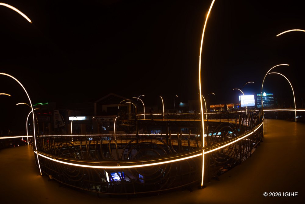 The footbridge is part of the center’s ongoing expansion, which also includes a multifunctional building designed to host concerts, exhibitions, and other events.