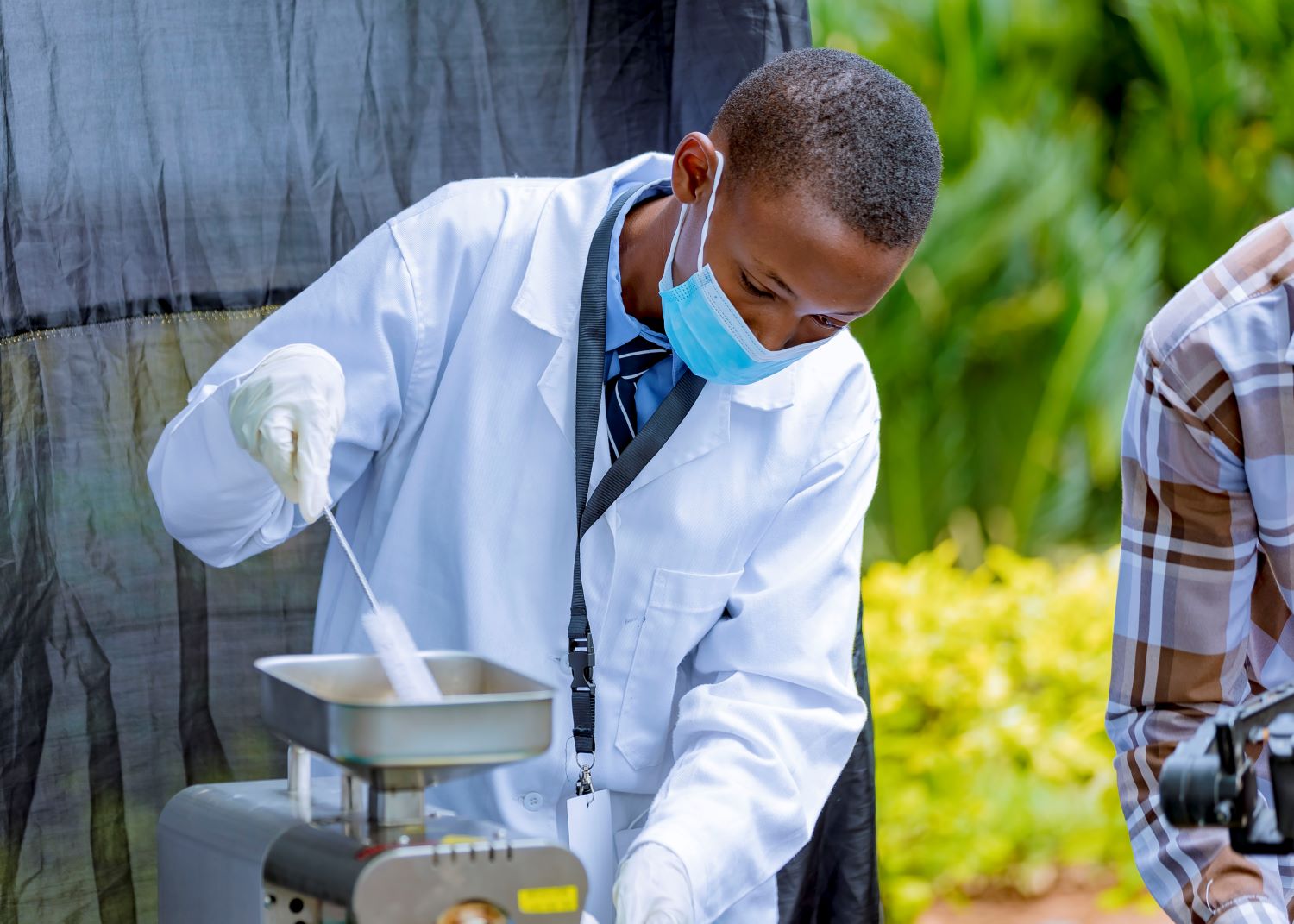 During the event held on February 14, students pitched their projects to a panel of judges, with the top 7 out of 21 competing projects receiving awards.