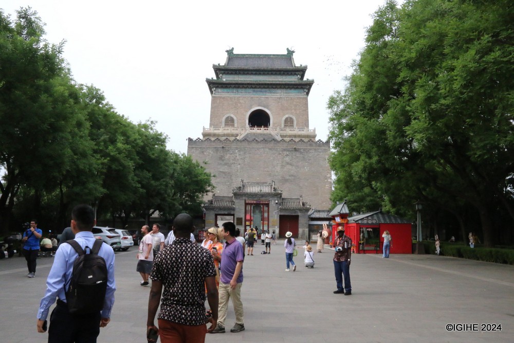 The small square between the two buildings serves as a gathering place for people from different age brackets where visitors can immerse themselves in the charming local atmosphere.