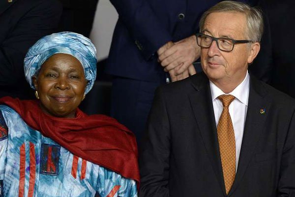 African Union Commission Chairperson Nkosazana Dlamini-Zuma (left) poses with European Commission President Jean-Claude Juncker during the European Union - Africa Summit on Migration, on November 11, 2015 in La Valletta, Malta.