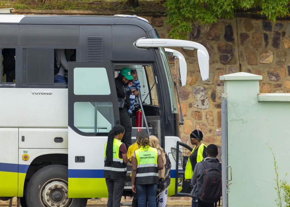 Rwandan volunteers were present to assist the UN staff and their families.