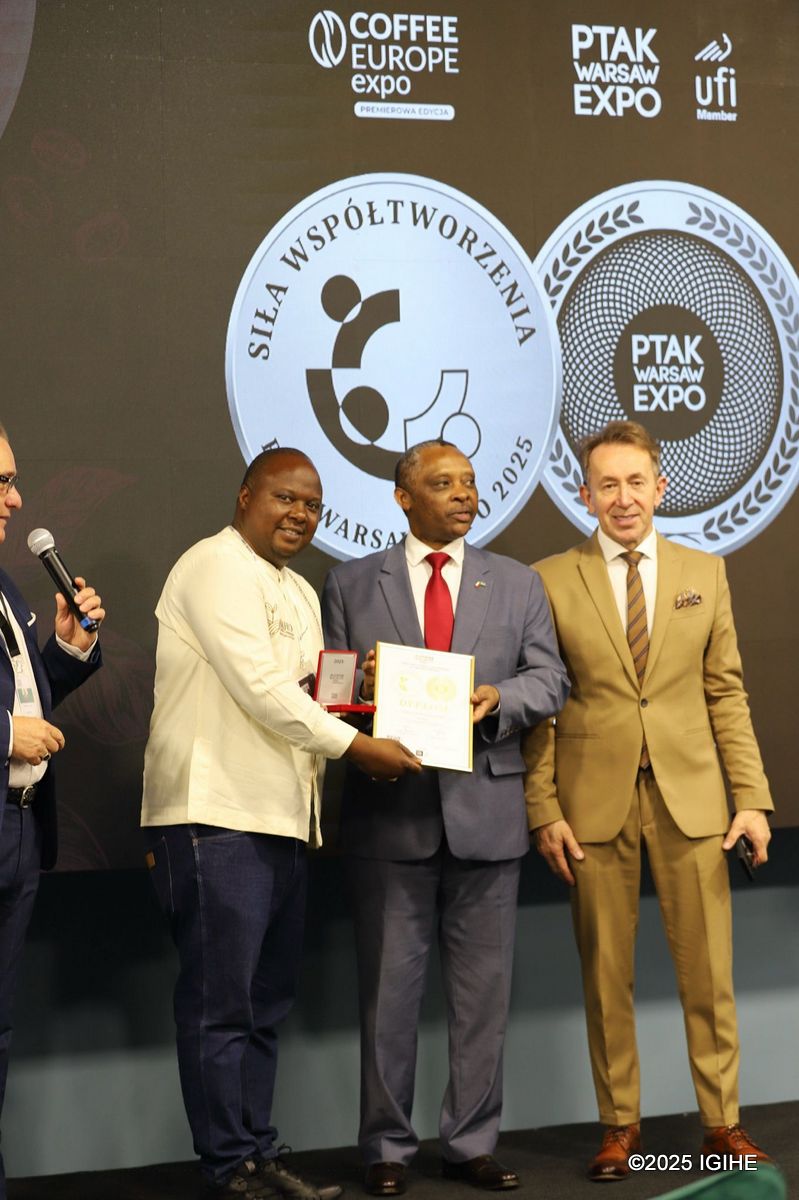 Rwanda’s Ambassador to Poland, Prof. Anastase Shyaka, expressed his appreciation to Rusatira Emmanuel of Baho Coffee Company for his active participation in the expo.