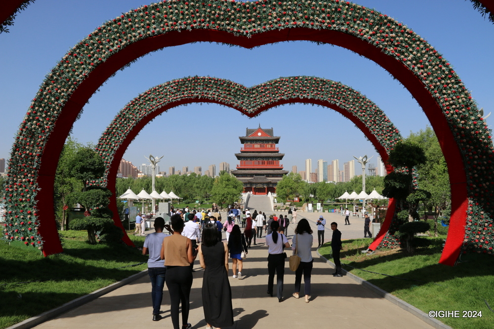 Visitors entering Yuxi Riverside Park in Yulin.