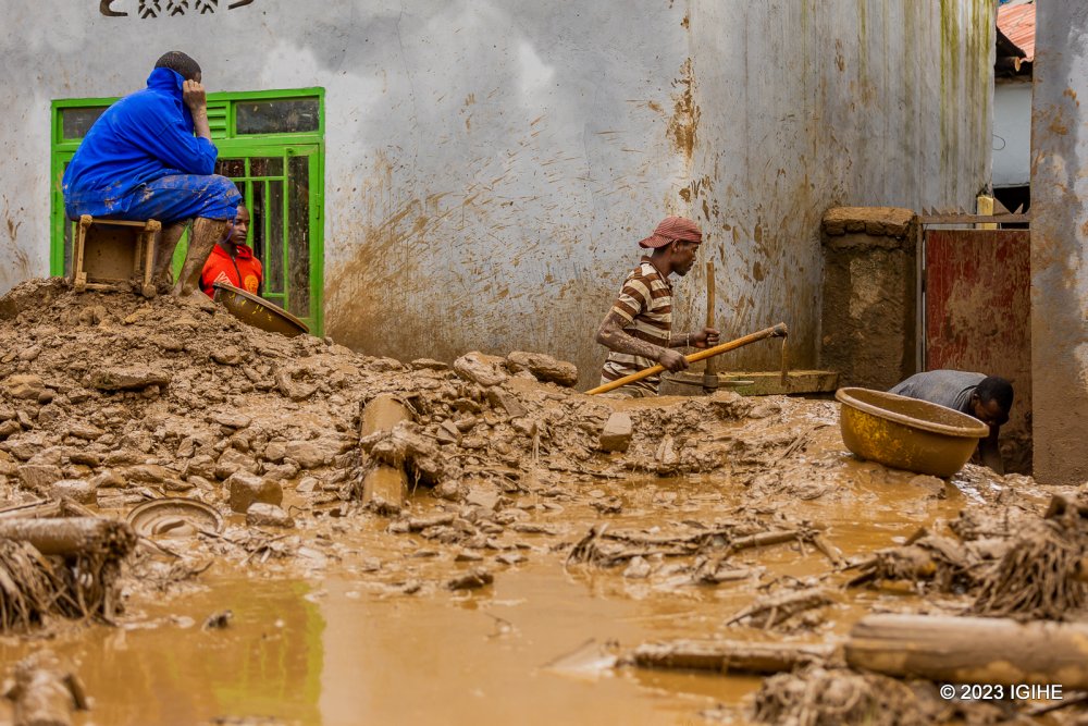 The floods and landslides resulted from heavy rain that poured down in the night of Tuesday leading to Wednesday. 