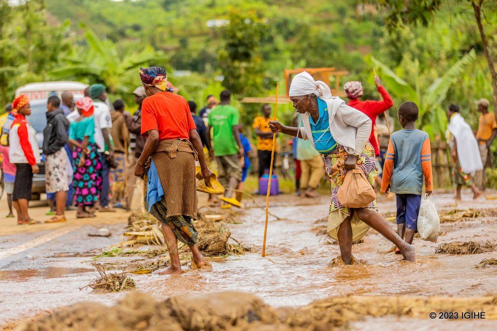 Some of affected citizens moving to safer areas. 