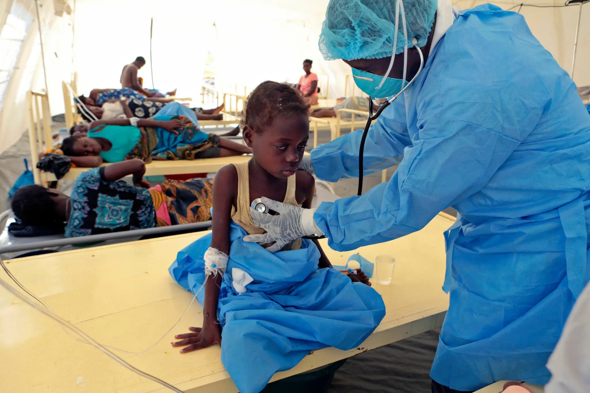 A doctor examines a girl with cholera at a treatment center in Beira, Mozambique, in a past outbreak. Mozambique has recorded 2,650 cases of cholera and 32 deaths linked to the ongoing outbreak that began in late 2025, according to the most recent data from the country’s health authorities.