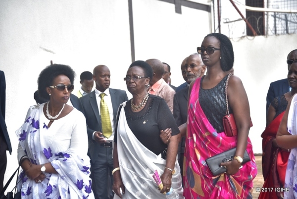 Relatives of King Kigeli V arrived around 13:40 hours to receive the body.