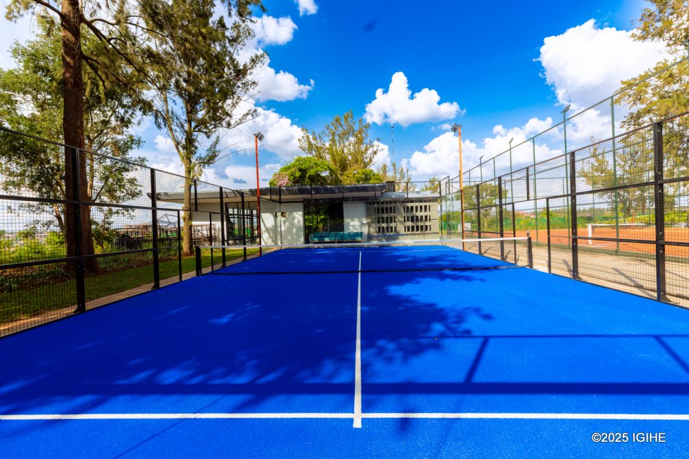 The hotel is equipped with tennis courts.