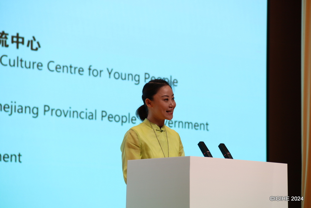 Yang Jiayun, a Chinese Youth Representative and Vice Director of the Zhejiang Wu Opera Research Center. 