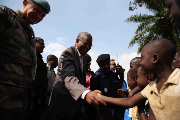 Special Representative and head of the UN Stabilization Mission in the Democratic Republic of Congo (MONUSCO) Maman Sidikou (centre) greeting children of Oicha, North Kivu.