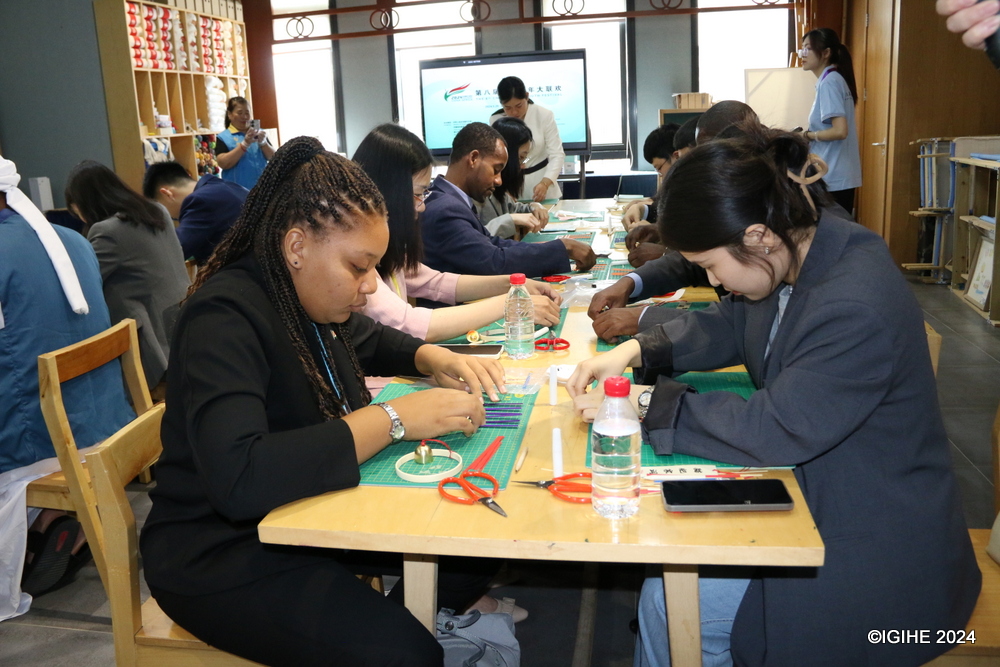 Young representatives from African countries experiencing traditional Chinese culture.