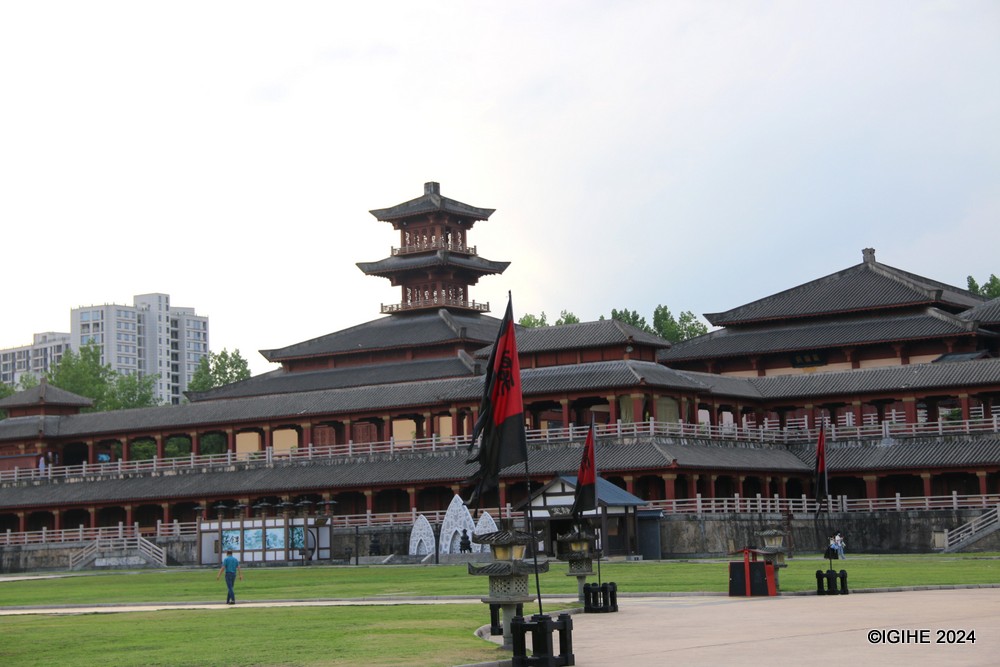 Hengdian World Studios features over ten major scenic areas, including the Palace of Ming and Qing Dynasties, the Palace of Emperor Qin, Qingming Shanghetu, and the New Yuanmingyuan.