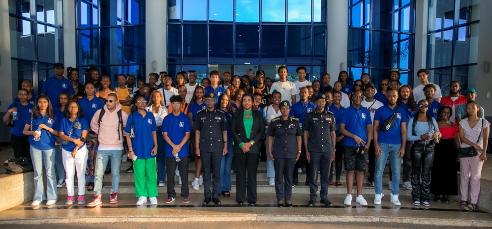 The visiting youth with RNP officers in a group photo. 