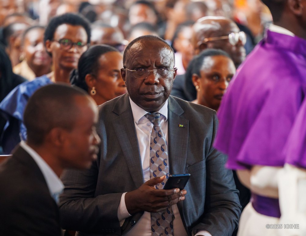 Former Prime Minister, Pierre Damien Habumuremyi also attended the requiem mass. 