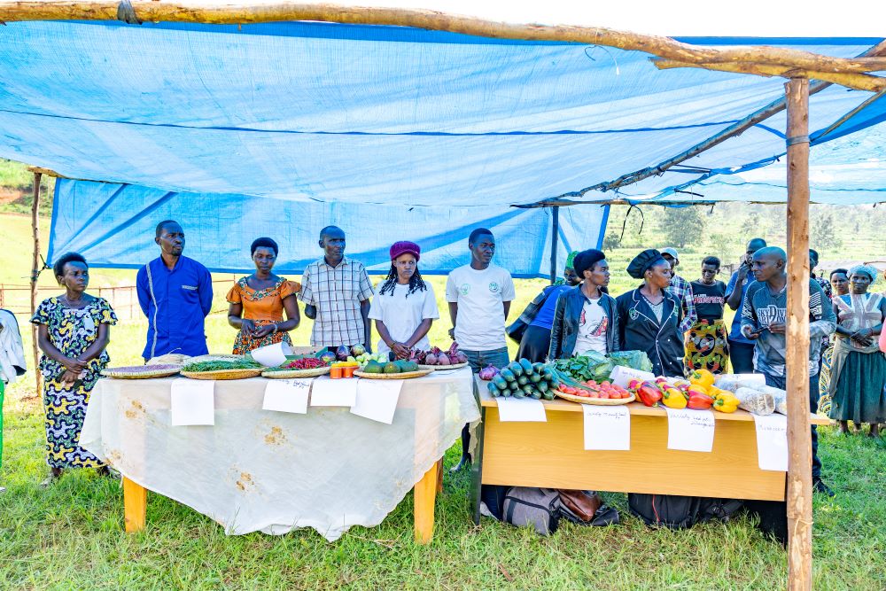Farmers showcased agricultural produce during teh visit.