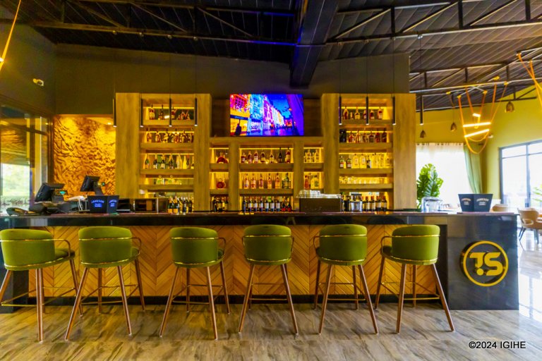 The hotel offer high-end dining experience.