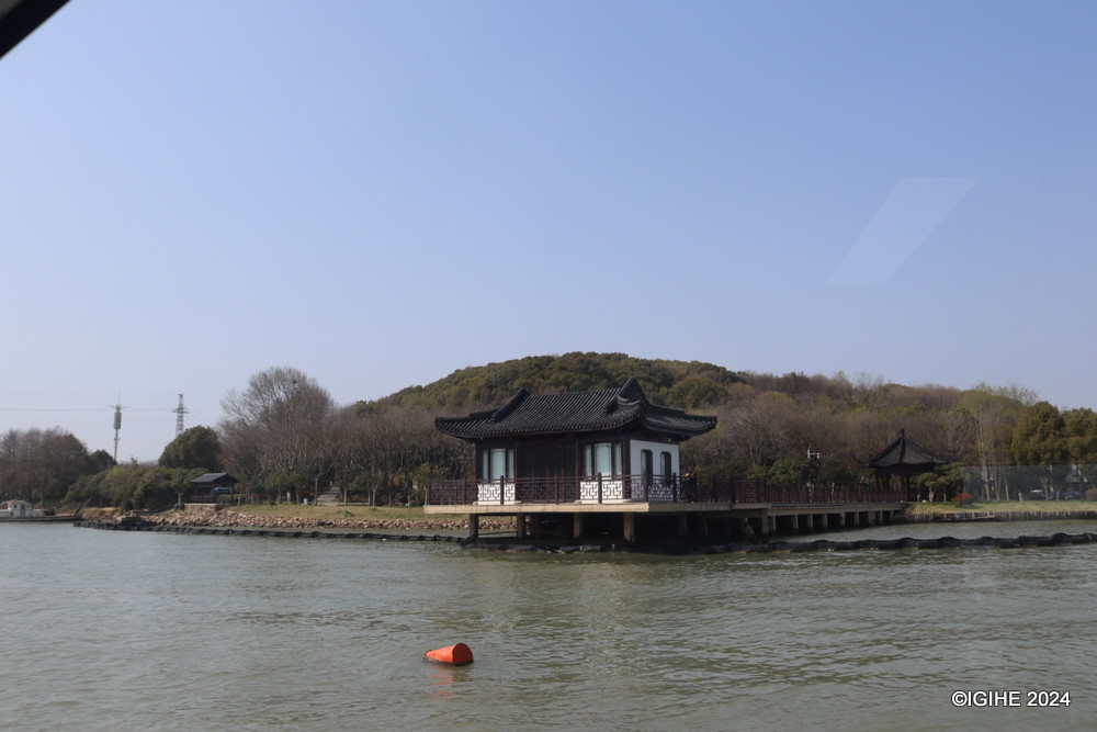 The dredging project in Lake Taihu covers an area of approximately 28.9 square kilometers.