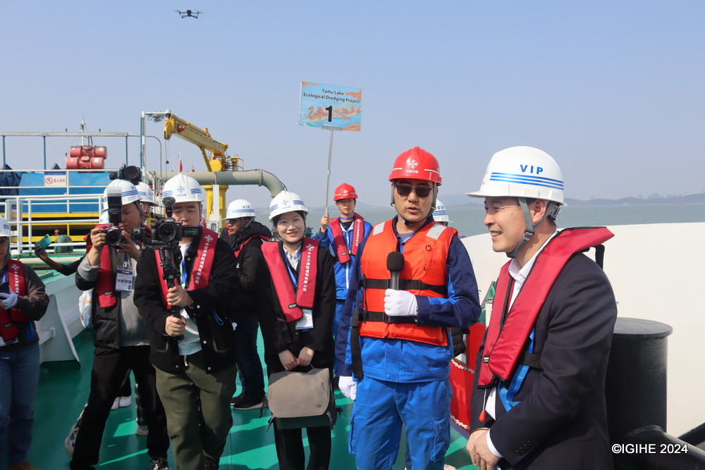 Journalists were also taken on a tour to Taihu Lake’s Dredging Project.
