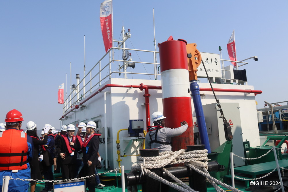 The silt at the bottom of the lake is pumped onto Taihu Star platform.