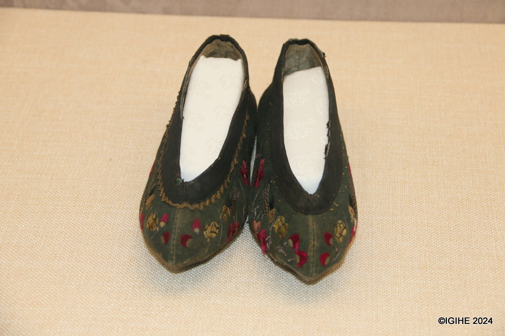 Neiliansheng store has established itself as a venerable institution in the world of traditional Chinese footwear.