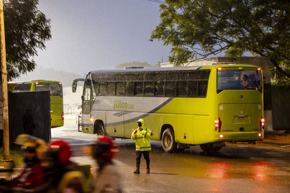 Sufficient buses were provided to transport the UN personnel and their families.