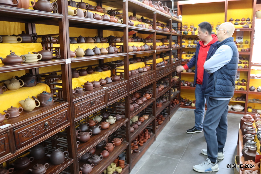The street served as a pivotal center for the production and trade of this unique pottery.