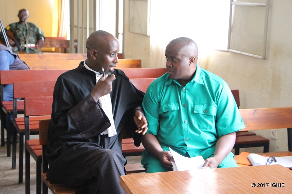 Seyoboka with his defense lawyer in court 