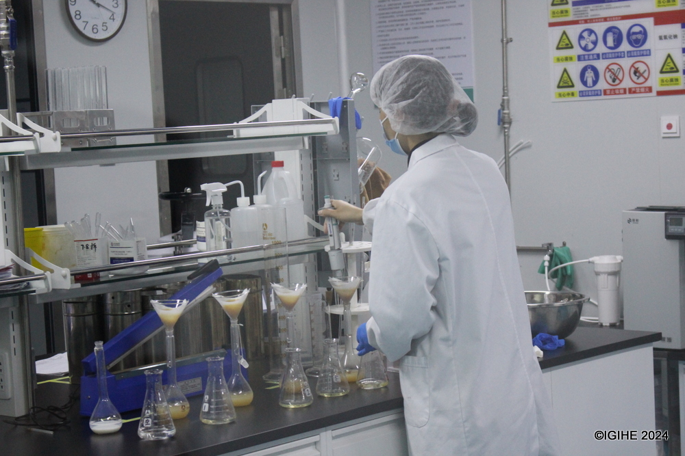 An employee of Zixingyuan (Beijing) Food Technology conducting experiments.