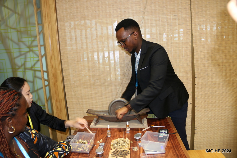 Dany Vassyli Mugisha experiencing Chinese traditional culture on the first day of the festival.