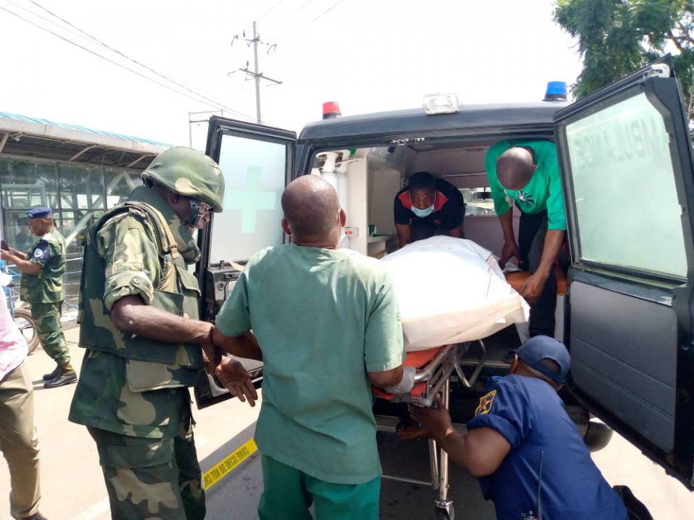The body of killed Congolese soldier being loaded to be taken to Goma Hospital. 