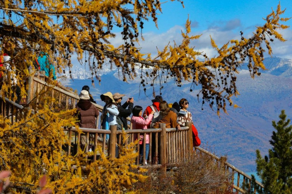 Local tourists at a scenic spot of Kanas Lake.