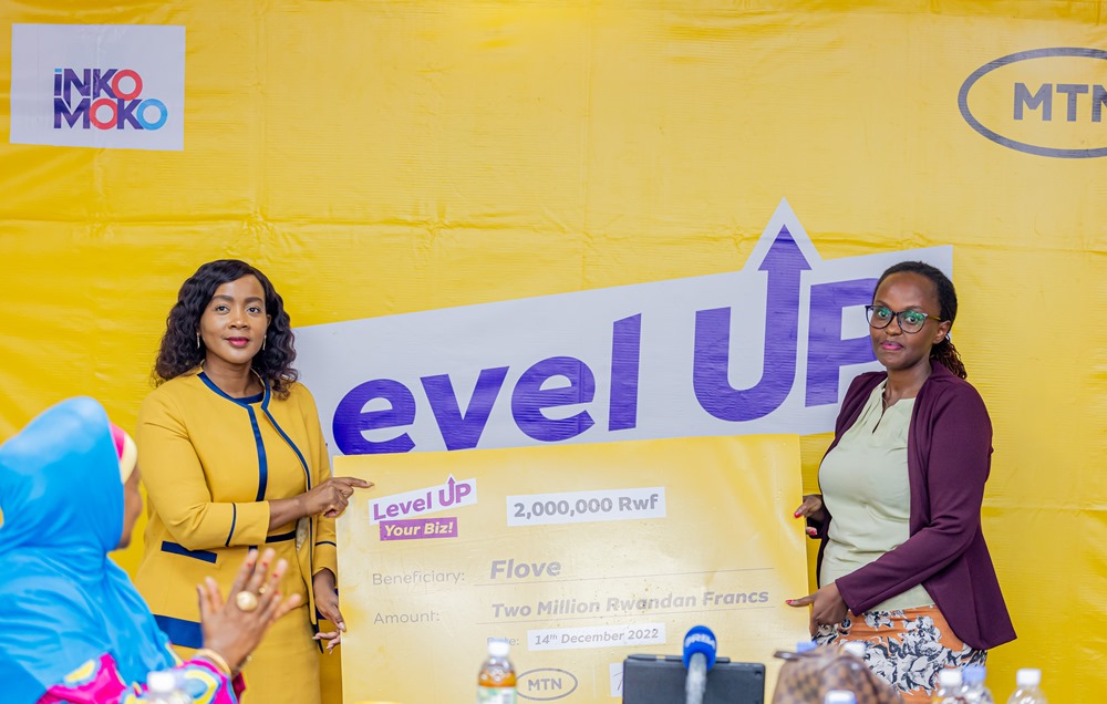 The CEO of MTN Rwanda awarding one of winners. 