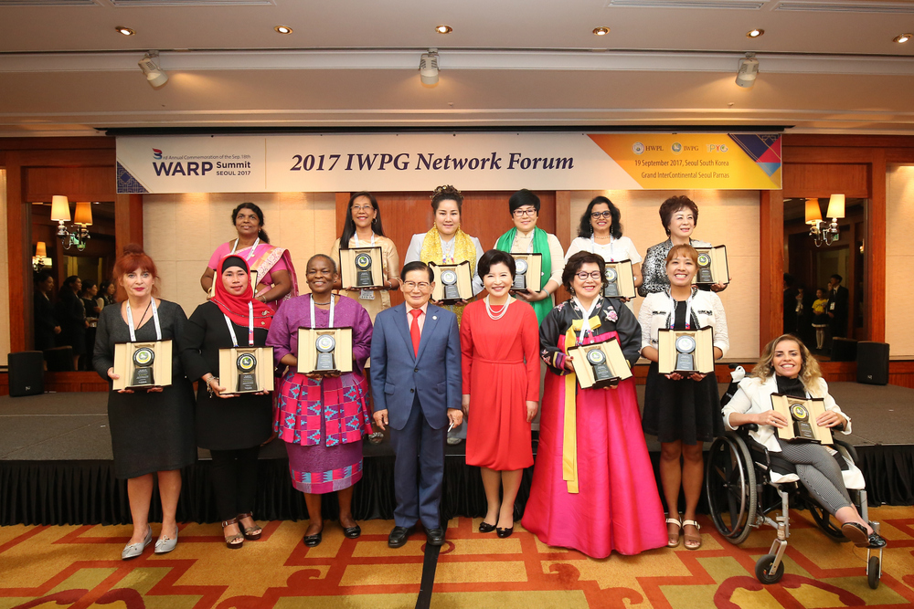 Commemorative photograph of peace award ceremony at 2017 IWPG Network