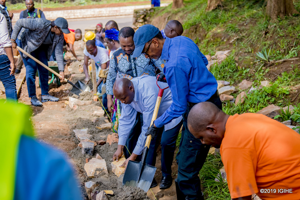 President Paul Kagame and First Lady Jeannette Kagame joining residents in monthly community work held in Kimihurura Sector of Kigali City on 30th November 2019. 
