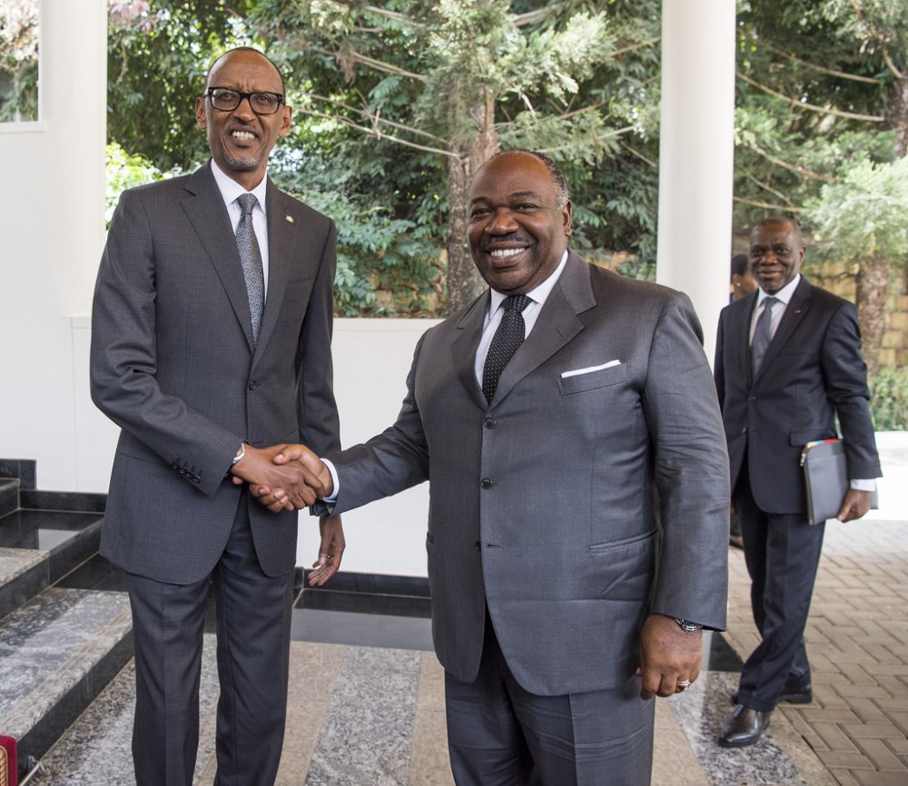 Kagame welcomes Bongo in Village Urugwiro