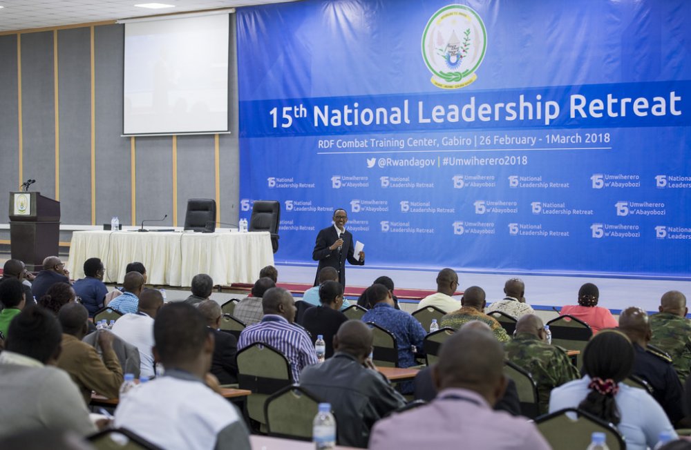 Kagame speaks to leaders at Gabiro