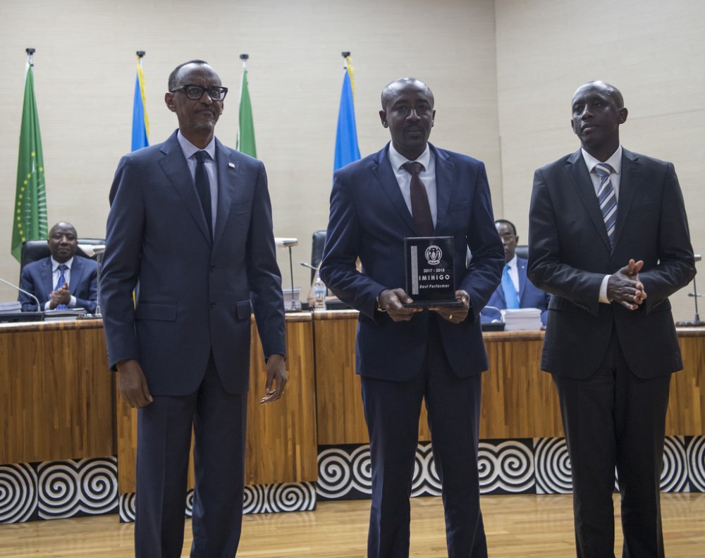 Rwamagana District Mayor Radjab Mbonyumuvunyi pose in a photo with President Paul Kagame and Local Governance Minister, Francis Kaboneka