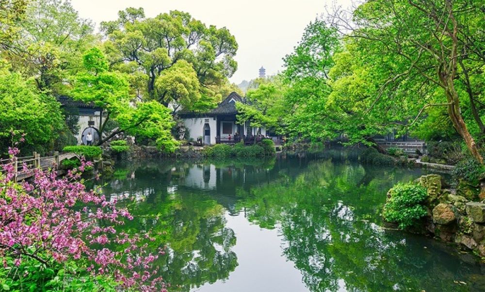 Boasting over 200 scenic spots and 23 municipal or higher-level cultural heritage sites across 44 locations, the town is a treasure trove of historical jewels. (Photo/chinahuishan.com)
