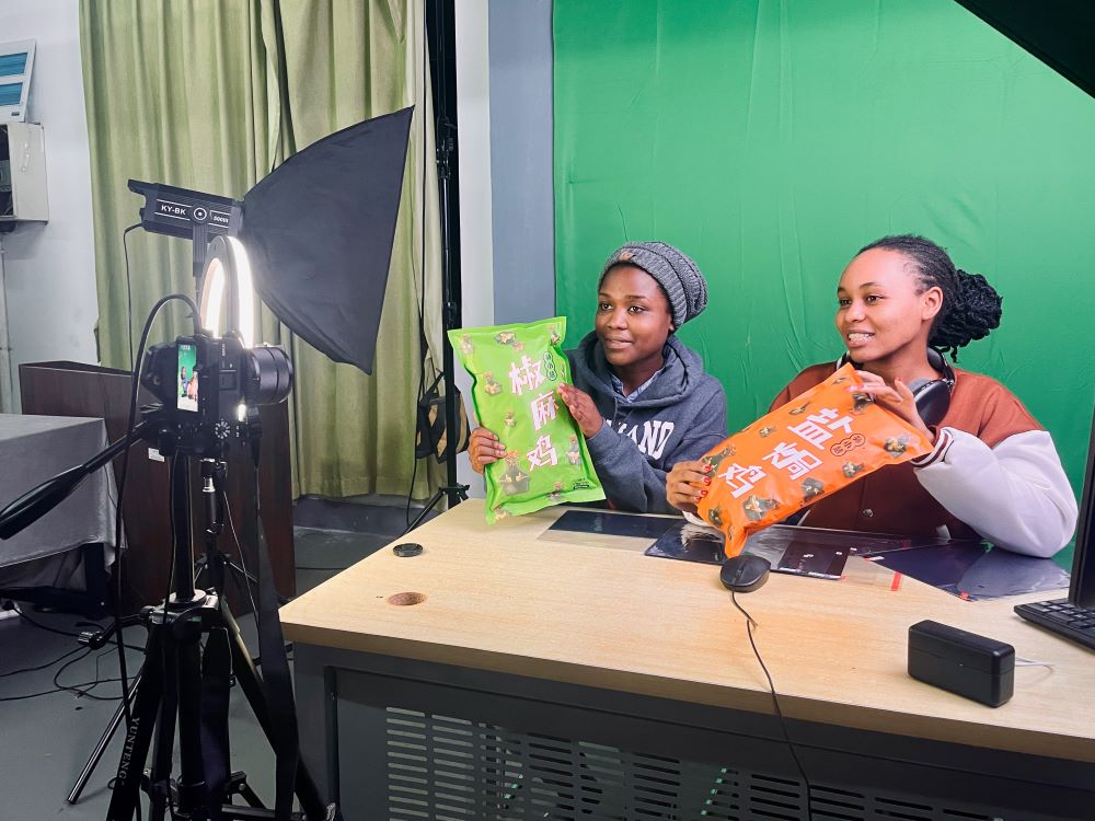 On October 7, Rwandan students specializing in e-commerce at Jinhua University of Vocational Technology hosted a livestream sales session in a simulated broadcasting studio.