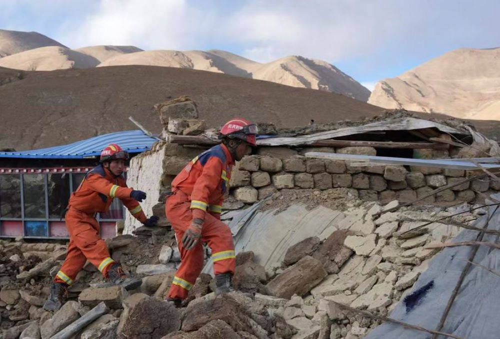 Rescuers work at a village in Dingri County in Xigaze, southwest China's Xizang Autonomous Region, Jan. 7, 2025. (Xinhua/Jigme Dorje)