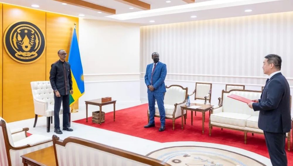 Amb. Wang presenting his credential to H.E. President Paul Kagame