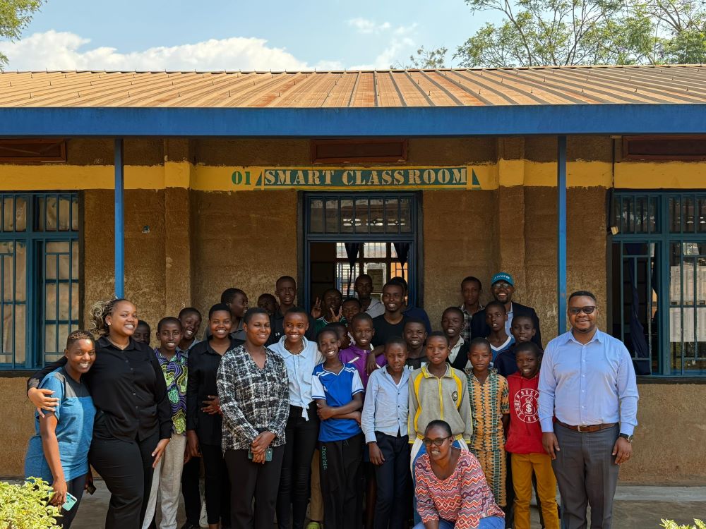 The Permanent Secretary in the Ministry of ICT and Innovation, Yves Iradukunda, along with Dominic Muntanga, UNICEF Rwanda’s Deputy Representative for Programmes, joined youth at the Smart Holidays training at GS Rwamagana Protestant.