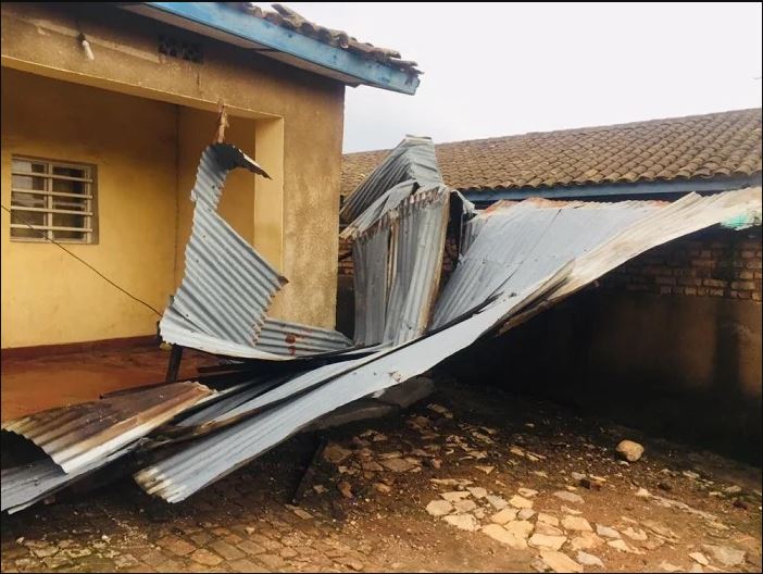 Heavy rains on Thursday evening destroyed many houses in Muhanga and Ruhango districts, with home, local government buildings and school roofs blown off,