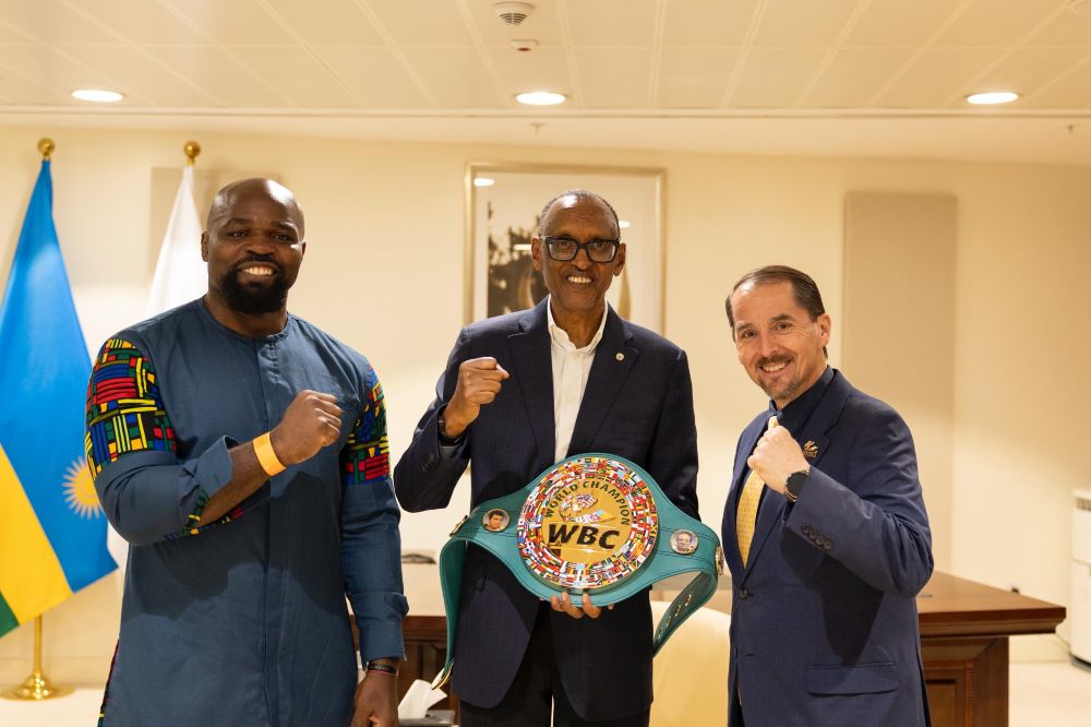 President Paul Kagame has received an original WBC World Champion belt from Cameroonian-French professional boxer Carlos Takam.