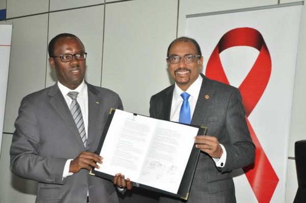 The mayor of Kigali city and  Michel Sidibé ,the head of UNAIDS during the ceremonmy of signing agreements yesterday