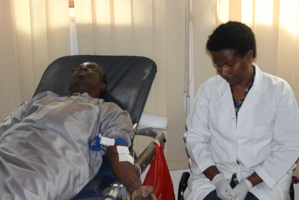 The UN Resident Coordinator and UNDP Resident Representative, Mr. Fodé Ndiaye donating blood