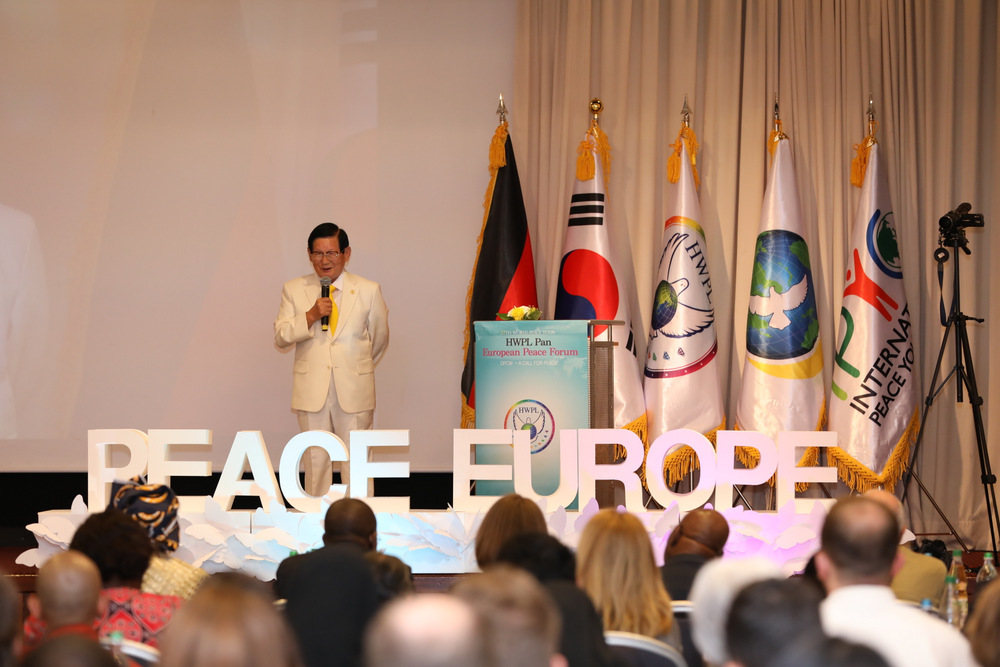 Chairman Man Hee Lee, delivering his speech at the forum​